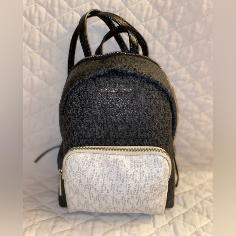 Michael Kors Erin Medium Black/cream
Multi Backpack bag